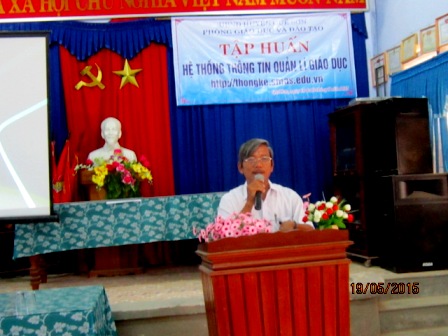 Thầy giáo Nguyễn Hoàng Nga, Phó Trưởng phòng GD&ĐT phát biểu khai mạc lớp Tập huấn