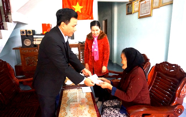 Lãnh đạo Phòng Giáo dục và Đào tạo Quế Sơn cùng Lãnh đạo các trường học thăm và tặng quà Tết cho các Mẹ Việt Nam Anh hùng nhân dịp Tết Mậu Tuất - 2018