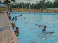Phòng GD&ĐT Quế Sơn phối hợp với dự án Swim Việt Nam của Úc mở lớp dạy bơi cho học sinh THCS của huyện
